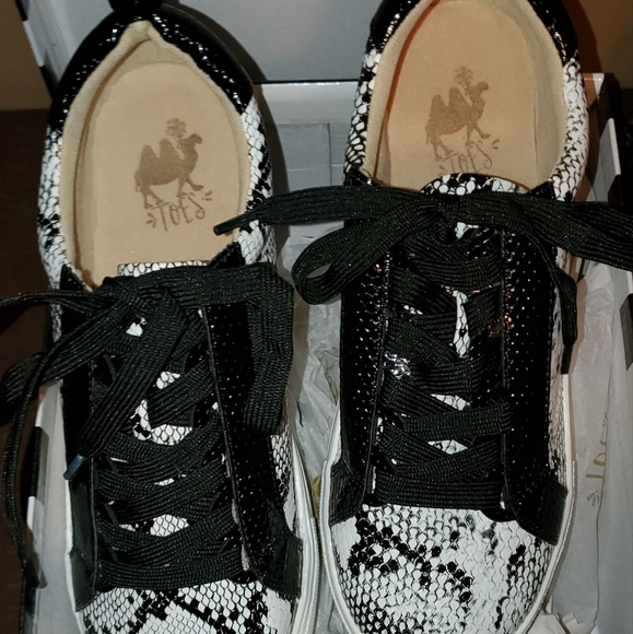 TOES comfort sneakers 👟 snake pattern 💖NEW - Picture 1 of 9